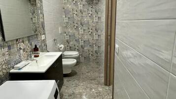 Doccia, bidet, asciugamani, sapone