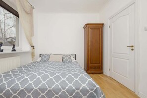 3 habitaciones, escritorio y tabla de planchar con plancha