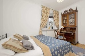 3 bedrooms, desk, iron/ironing board, WiFi