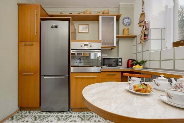 Fridge, microwave, oven, stovetop