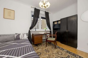 3 bedrooms, desk, iron/ironing board, travel crib