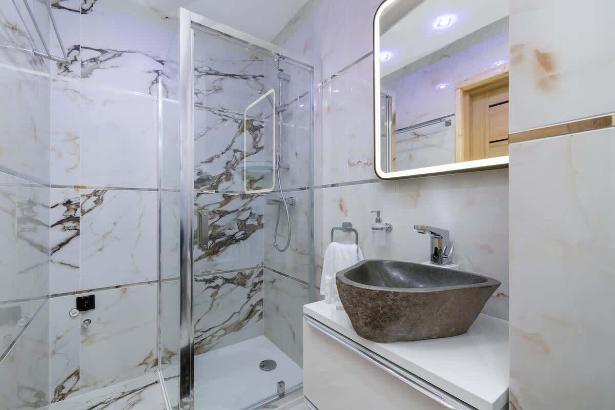 Een douche, een haardroger, handdoeken