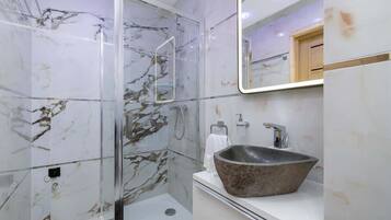 Een douche, een haardroger, handdoeken