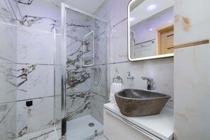 Regadera, secadora de cabello, toallas 