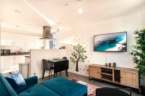 TV, offices - Stunning Modern 1 Bed Apartment, Manchester (Salford)