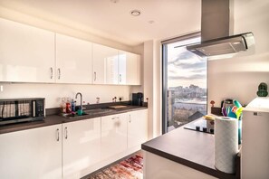 Køleskab, mikrobølgeovn, ovn, kogeplade