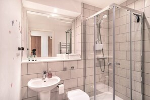 Shower, hair dryer, towels - Stunning Modern 1 Bed Apartment, Manchester (Salford)