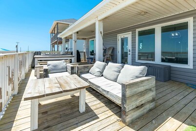 SeaScape Haven - Right on the sandy BEACH, Hot Tub!