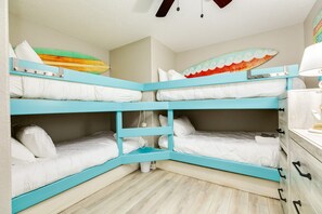 4 bedrooms, WiFi, bed sheets - Right on the sandy BEACH, Hot Tub! (Surfside Beach)