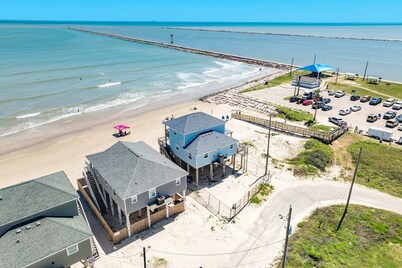 Right on the sandy BEACH, Hot Tub!