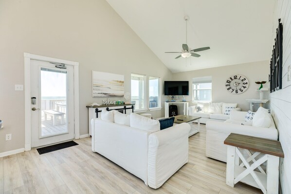 TV, offices - Right on the sandy BEACH, Hot Tub! (Surfside Beach)