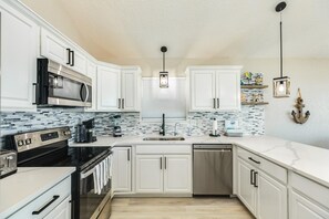 Fridge, microwave, oven, stovetop - Right on the sandy BEACH, Hot Tub! (Surfside Beach)