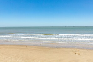On the beach - Right on the sandy BEACH, Hot Tub! (Surfside Beach)