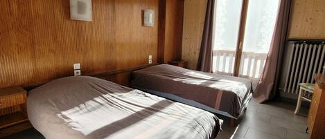 Economy dubbelrum eller tvåbäddsrum - icke-rökare - utsikt mot bergen | Allergitestade sängkläder, skrivbord, gratis wi-fi och sängkläder