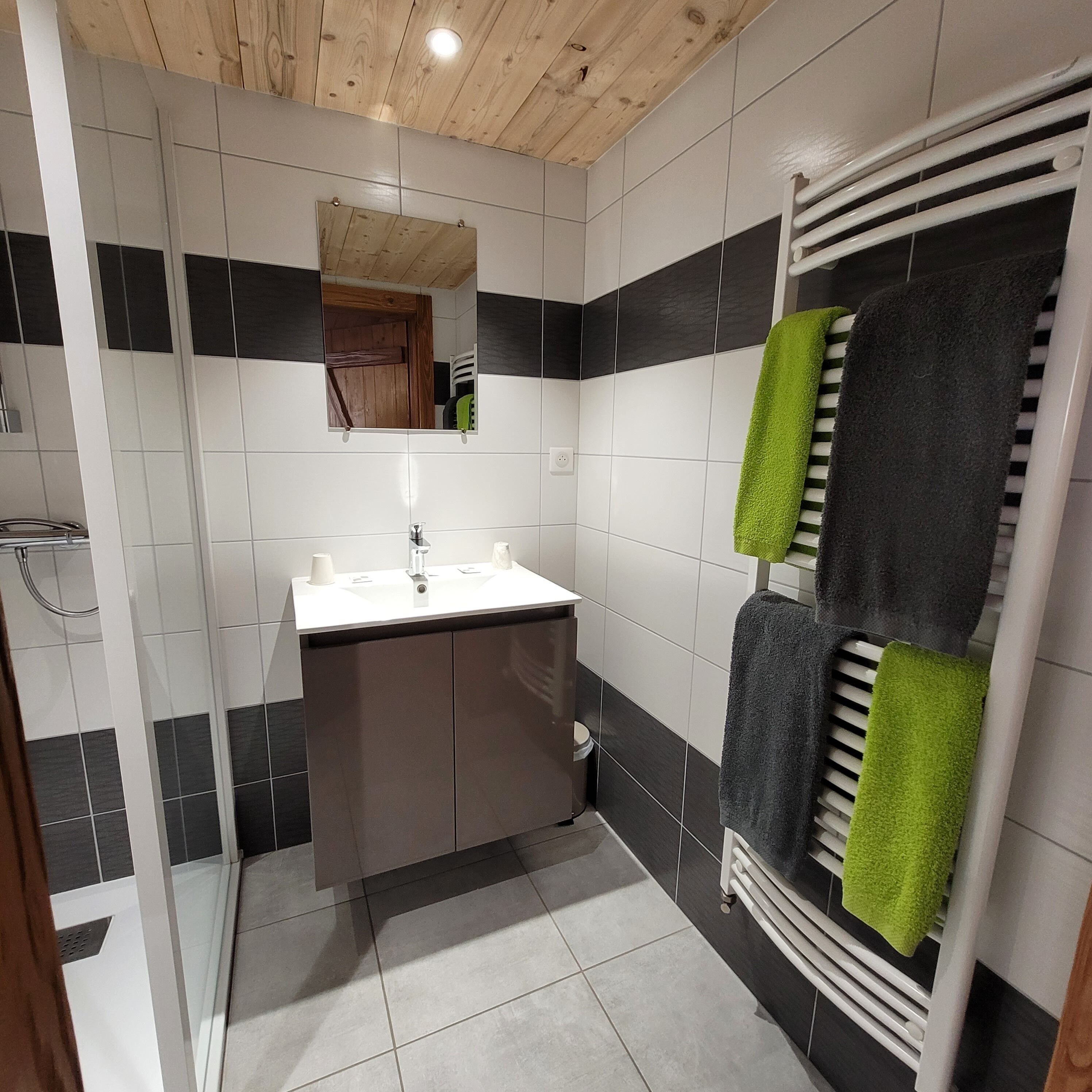 Habitación triple, para no fumadores, vista a la montaña | Baño | Regadera, amenidades de baño gratuitas, toallas, jabón 