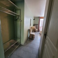 Ropa de cama hipoalergénica, escritorio, wifi gratis y ropa de cama