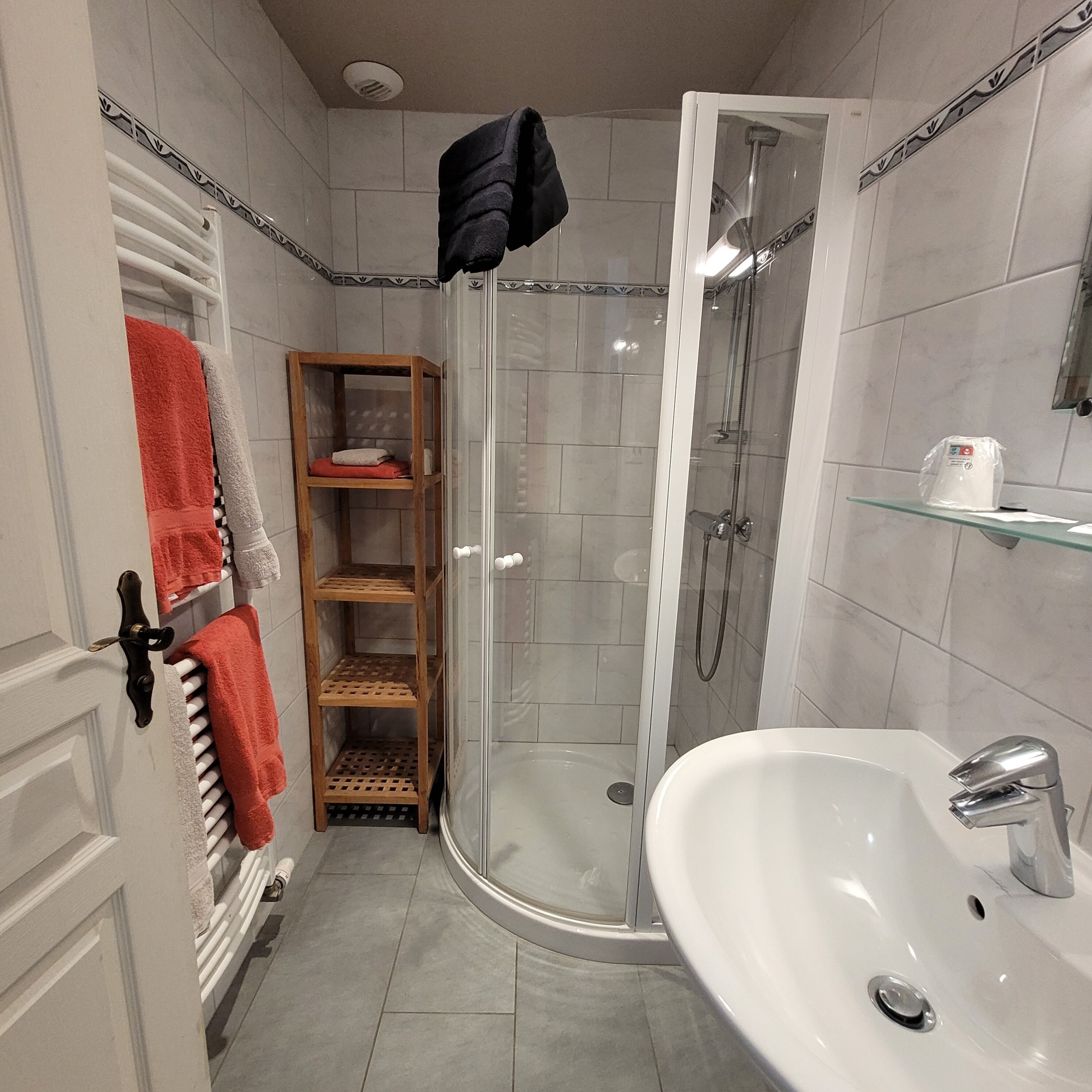 Chambre Triple, non-fumeurs, vue vallée | Salle de bain | Douche, articles de toilette gratuits, serviettes fournies, savon