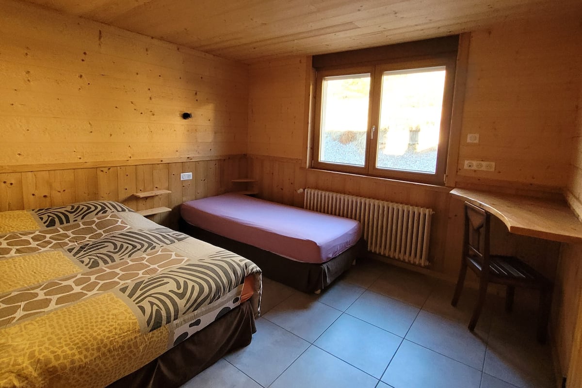 Dreibettzimmer, Nichtraucher, Bergblick | Allergikerbettwaren, Schreibtisch, kostenloses WLAN, Bettwäsche