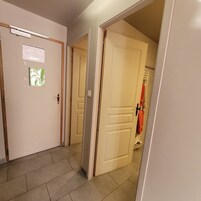 Quarto triplo, para não fumantes, vista para o vale | Banheiro | Chuveiro, produtos de toalete grátis, toalhas de banho, sabonete