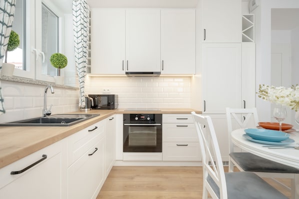 Apartment, 2 Bedrooms, 2 Bathrooms | Private kitchen | Microwave, dishwasher, electric kettle, cookware/dishes/utensils - Apartment by Park in Wroclaw by Renters (Wroclaw)