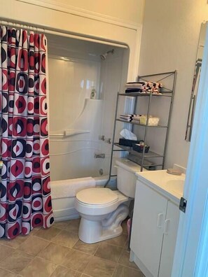 Shower, hair dryer, shampoo - Hillside Cottage (Twillingate)