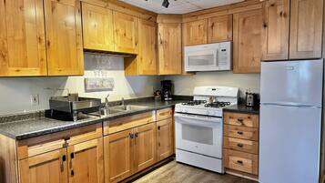 Microondas, horno y placa de cocina