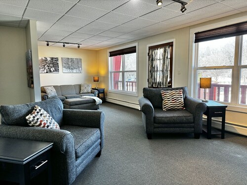 Cozy 2-Bedroom Upstairs Apartment in  Paradise