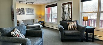 Cozy 2-Bedroom Upstairs Apartment in Paradise