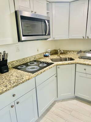 Fridge, microwave, stovetop, coffee/tea maker - Cozy 1-bedroom unit in amazing Alexandria (Alexandria)