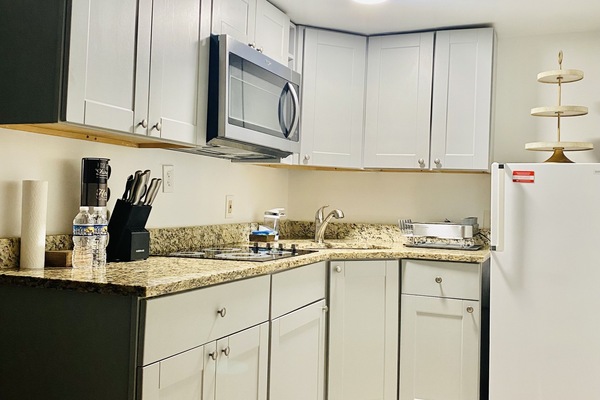 Refrigerador, microondas, parrilla de estufa y cafetera y tetera