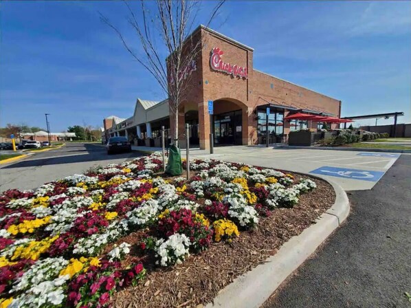 Property grounds - Cozy 1-bedroom unit in amazing Alexandria (Alexandria)