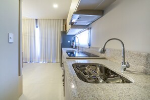 Exclusief appartement | Privékeuken | Een koelkast, een microgolfoven, een oven, een kookplaat