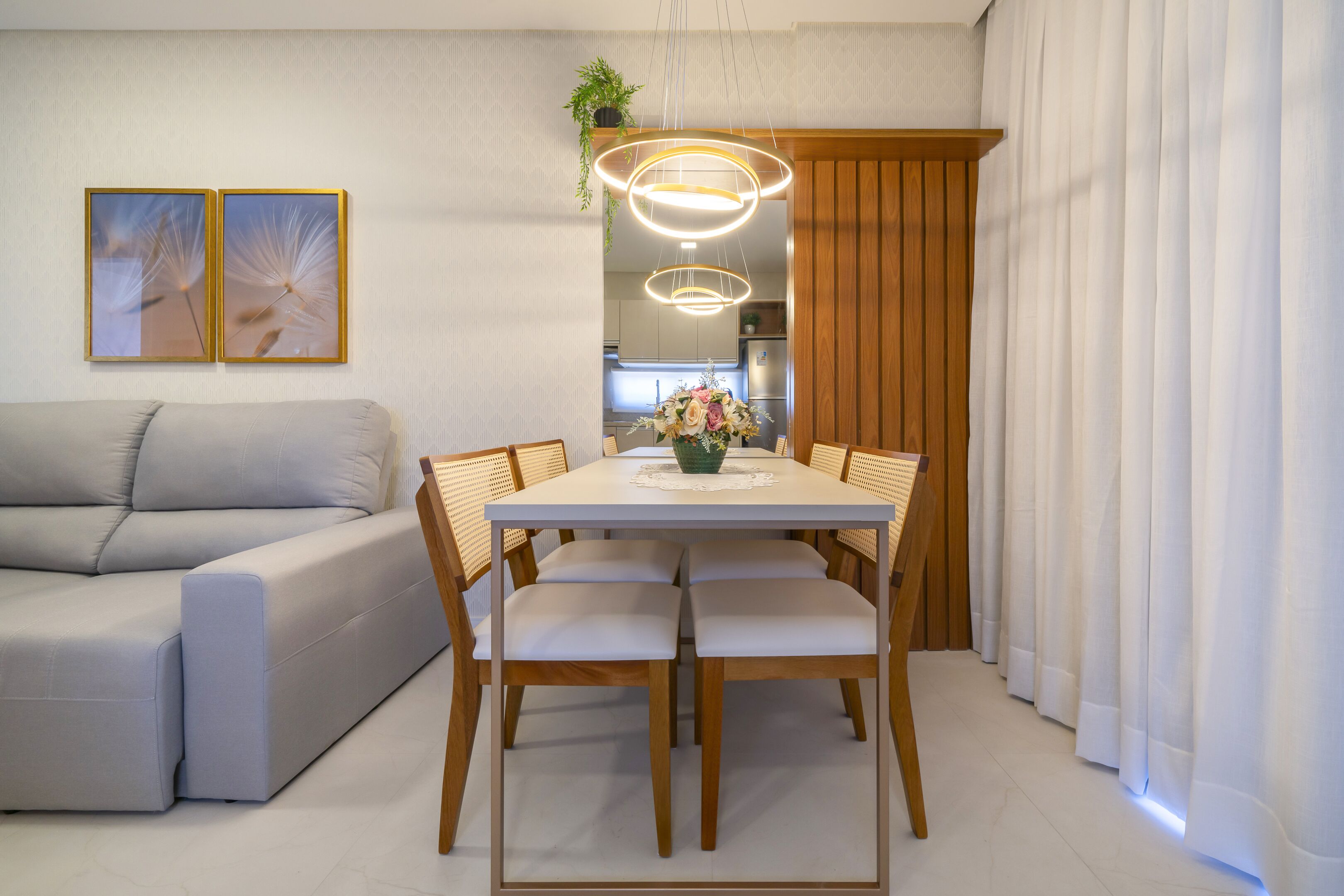 Exclusive-Apartment | Wohnbereich | 50-Zoll-Smart-TV mit Kabelempfang