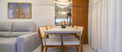 Exclusive-Apartment | Wohnbereich | 50-Zoll-Smart-TV mit Kabelempfang