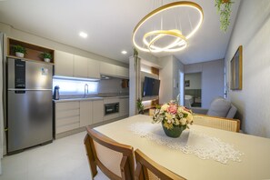 Exclusief appartement | Woonruimte | Een 50-inch smart-tv met kabelzenders