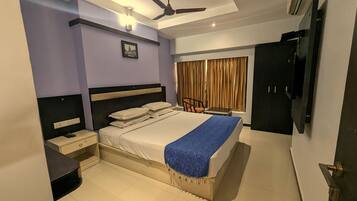 Deluxe tweepersoonskamer | Een bureau, geluiddichte muren, een strijkplank/strijkijzer, gratis wifi