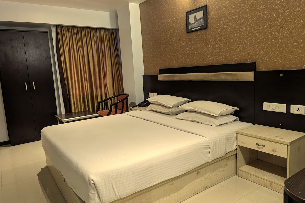 Phòng đôi Deluxe | Bàn, phòng cách âm, bàn ủi/dụng cụ ủi quần áo