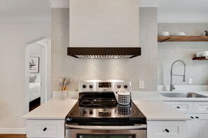 Réfrigérateur, un four, surface de cuisson, lave-vaisselle