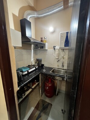 Refrigerador, tetera eléctrica, tostadora y utensilios de cocina 