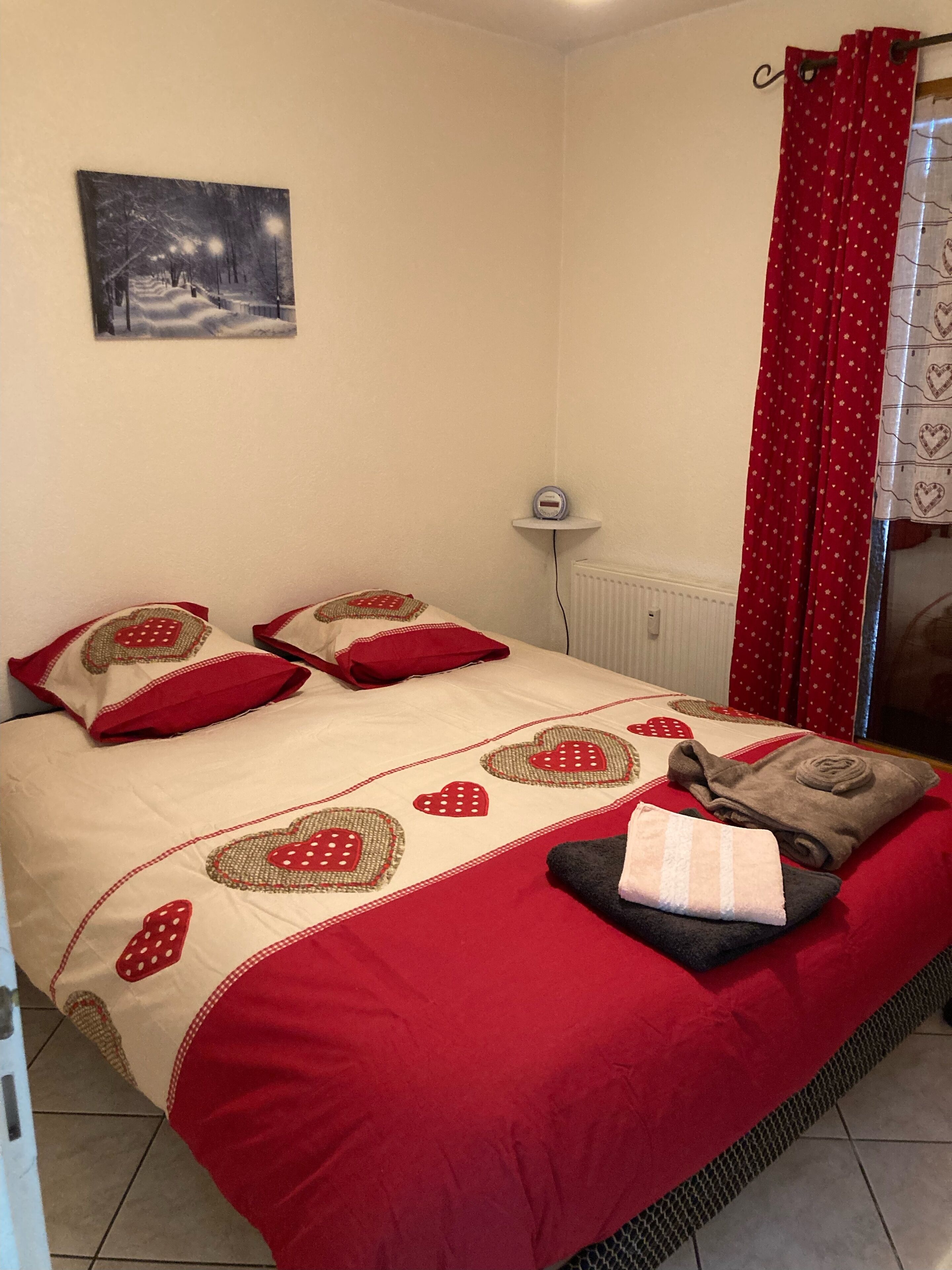 2 slaapkamers, een strijkplank/strijkijzer, reisbedje, gratis wifi