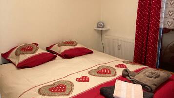 2 slaapkamers, een strijkplank/strijkijzer, reisbedje, gratis wifi