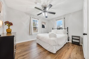 2 soverom, strykejern/-brett, reiseseng for barn og wi-fi