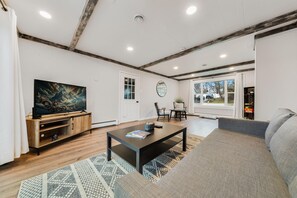 TV, bøker og kontorer