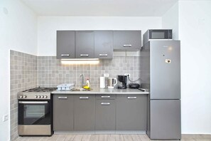 冰箱、微波炉、烤箱、炉灶