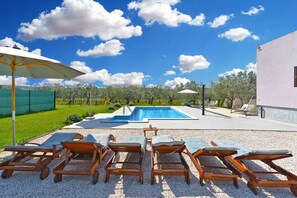 Pool - Villa with swimming pool and large garden (Pomer)