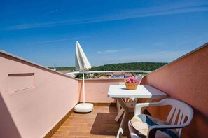 Outdoor dining - Holiday apartment with air conditioning (Banjole)