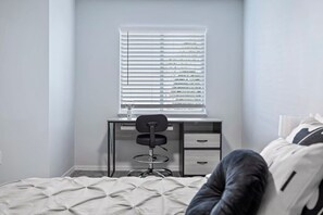 3 habitaciones, escritorio y tabla de planchar con plancha 