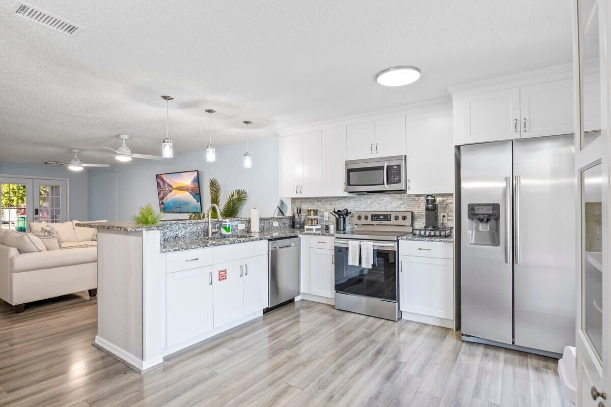 Wasserkocher mit Kaffee-/Teezubehör, Kühlschrank, Mikrowelle, Ofen