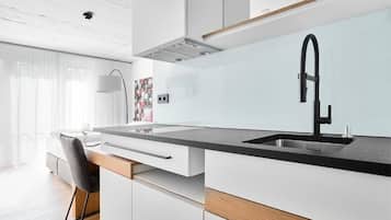 Kühlschrank, Mikrowelle, Herdplatte, Wasserkocher mit Kaffee-/Teezubehör