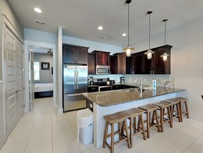 Refrigerador, microondas, horno, placa de cocina